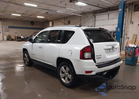 2017 Jeep Compass Latitude 4X4 z USA, uszkodzony, nr VIN 1C4NJDEB6HD104677